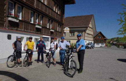 Velogruppe Appenzell - hier am Fusse des Hohen Kasten in Brülisau